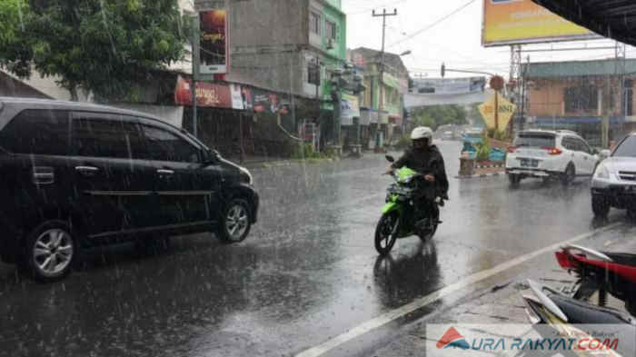 Seorang pengendara melintas di tengah guyuran hujan di Tanjung Balai Karimun. BMKG prakirakan jelang Idul Adha Karimun diguyur hujan. (foto: Andre)