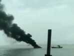 Kapal Pemkab ludes terbakar. Tampak asap mengepul dari kapal yang dikelola Badan Pengelola Perbatasan Karimun itu. (foto: Andre)
