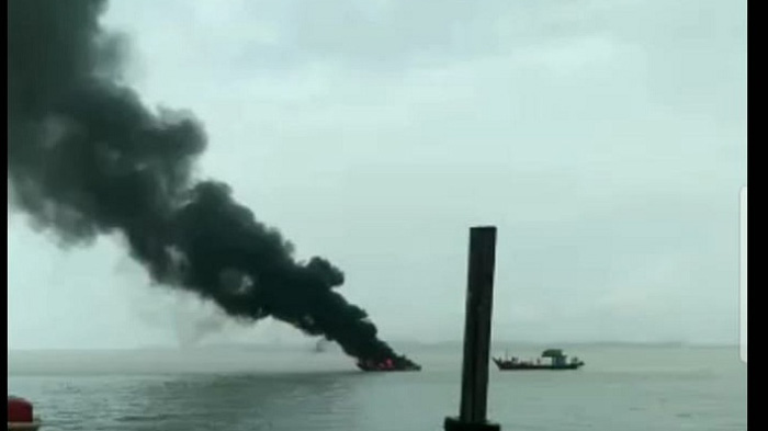 Kapal Pemkab ludes terbakar. Tampak asap mengepul dari kapal yang dikelola Badan Pengelola Perbatasan Karimun itu. (foto: Andre)