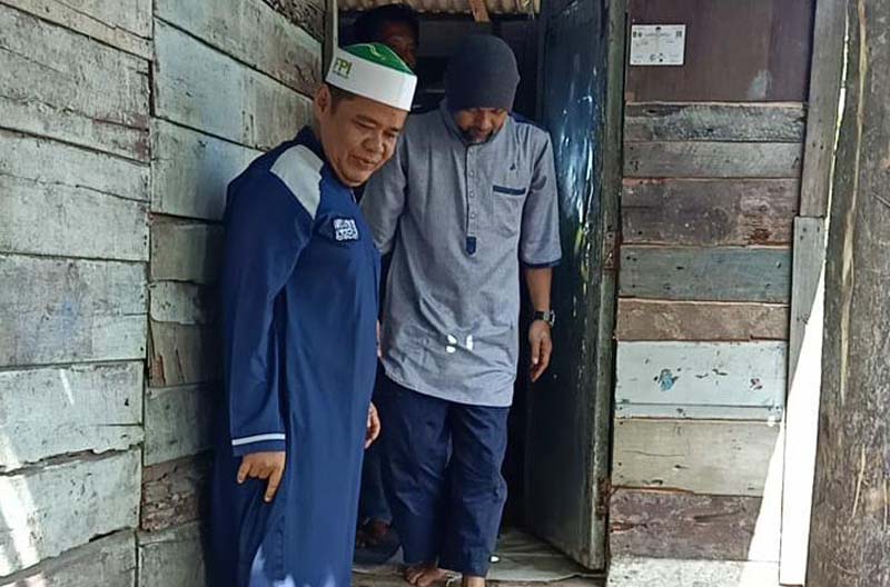 Pengurus FPI Karimun memberikan bantuan sembako kepada warga kurang mampu. (foto: Andre)