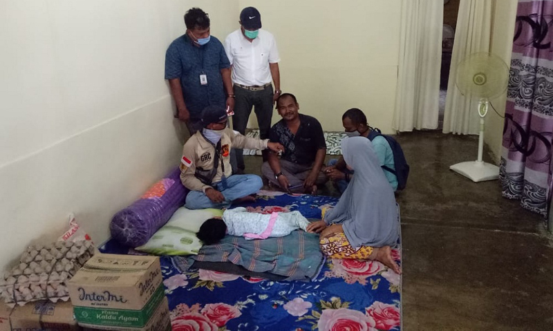 Komunitas MM/IMM menyerahkan bantuan dari Kabaharkam Polri untuk bocah penderita lumpuh layu di Kota Langsa, Aceh. (foto: M Irwan)