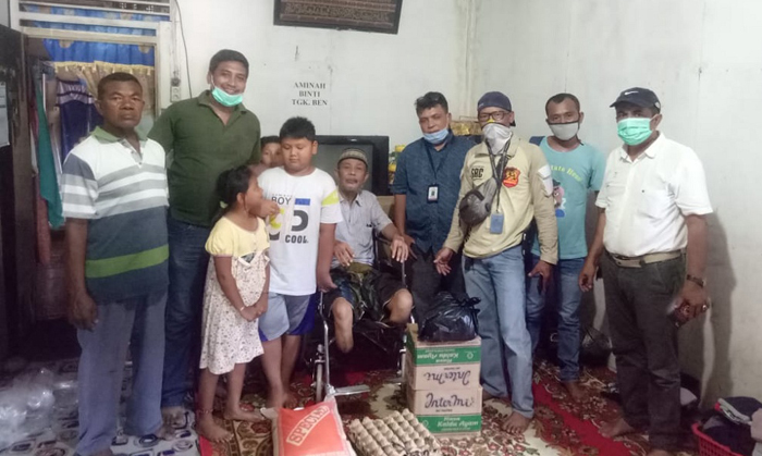 Ishak Rasyid menerima bantuan kursi roda dari Kabaharkam Polri. Makna kursi roda baru bagi Ishak Rasyid di hari kemerdekaan. (foto: irwan)
