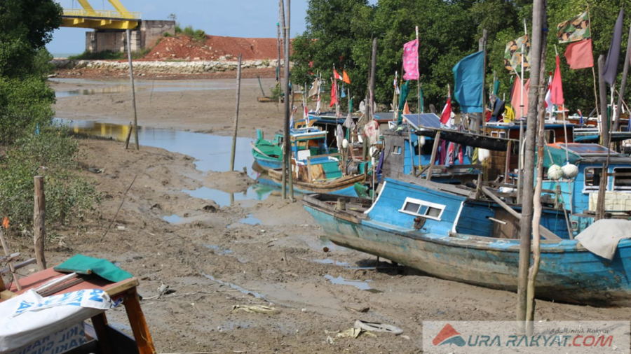 Sejumlah pompong atau kapal ikan milik nelayan Teluk Uma, Kecamatan Tebing, Kabupaten Karimun, Kepulauan Riau tertambat di pinggir pantai. (foto: Andre)