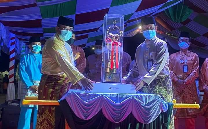 Gubernur Kepri Isdianto menyerahkan piala bergilir juara umum MTQ Kepri VIII kepada Bupati Karimun Aunur Rafiq. (Foto: fb Humas Pemkab Karimun)