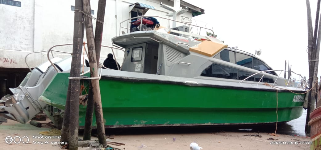 Kapal ambulan laut baznas Karimun yang sudah dilakukan perbaikan jendela kaca dalam proses finishing
